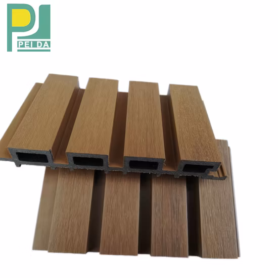 Panneaux muraux décoratifs imperméables en PVC composite bois-plastique à double chargement pour douche, salle de bains et plafonds